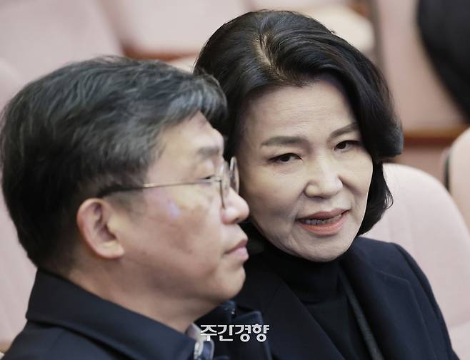 이진숙 방통위원장(오른쪽)이 1월 23일 서울 종로구 헌법재판소에서 열린 방통위원장 탄핵심판사건 선고기일에 출석하고 있다. 사진공동취재단