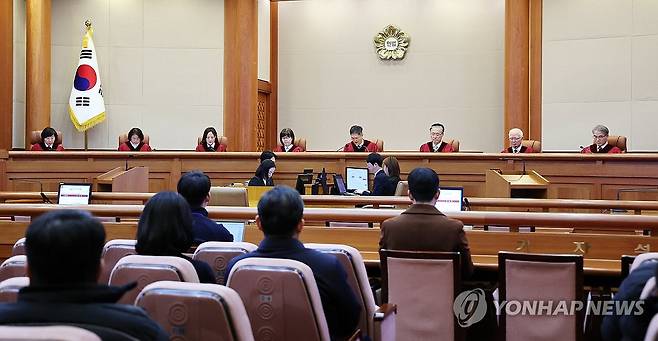 방송통신위원장 탄핵심판사건 선고기일 (서울=연합뉴스) 김인철 기자 = 23일 서울 종로구 헌법재판소에서 이진숙 방송통신위원장 탄핵심판사건 선고기일 재판이 열리고 있다.
    재판관석에는 정계선(왼쪽부터), 김복형, 정정미, 이미선, 문형배, 김형두, 정형식, 조한창 헌재 재판관이 참석해 있다. 2025.1.23 [공동취재] yatoya@yna.co.kr