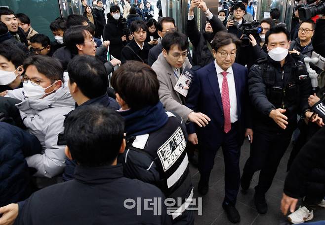 권성동 국민의힘 원내대표가 24일 서울역에서 시민들에게 귀성 인사를 하던 중 항의를 받고 있다 (사진=이데일리 이영훈 기자)