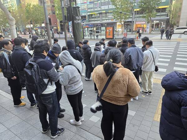 - 핸드폰을 보며 다음 레이드 스폿으로 이동 중인 트레이너들