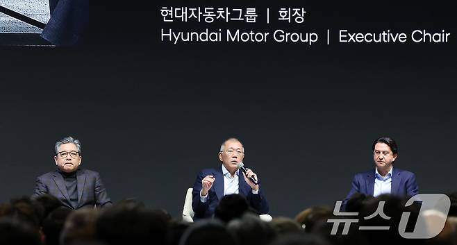 정의선 현대자동차그룹 회장이 6일 경기 고양시 현대 모터스튜디오 고양에서 열린 2025 신년회에서 경영진들과 좌담회를 갖고 있다. 왼쪽부터 장재훈 현대차 부회장, 정 회장, 호세 무뇨스 대표이사 사장. 2025.1.6/뉴스1 ⓒ News1 이동해 기자