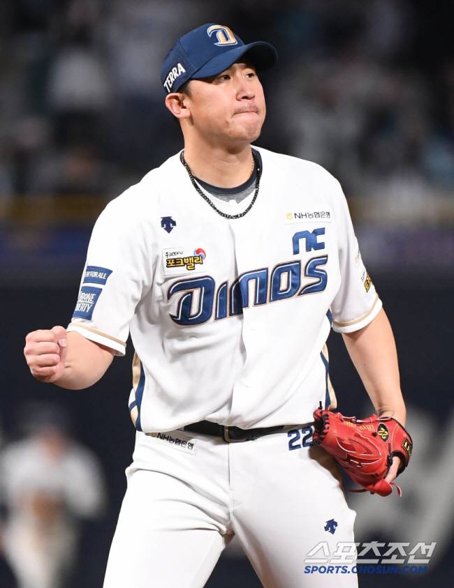 원 NC파크에서 열린 SSG와 NC의 준PO 3차전. 9회초 한 점차 승리를 지킨 이용찬이 환호하고 있다. 창원=정재근 기자 cjg@sportschosun.com/