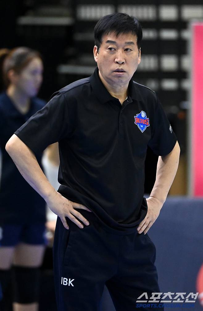 17일 수원실내체육관에서 열린 V리그 여자부 현대건설과 IBK기업은행의 경기, IBK기업은행 김호철 감독이 경기를 지켜보고 있다. 수원-허상욱 기자 wook@sportschosun.com/2025.01.17/