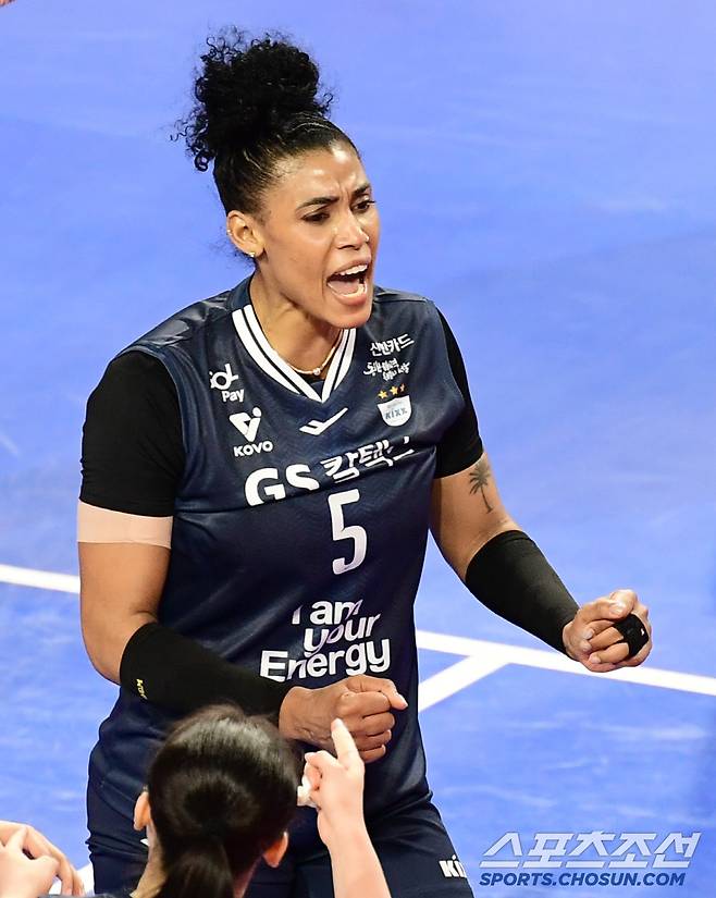 24일 화성종합실내체육관에서 열린 배구 V리그 여자부 IBK기업은행과 GS칼텍스 경기. 득점 후 기쁨을 나누는 GS칼텍스 실바. 화성=송정헌 기자songs@sportschosun.com/2025.01.24/