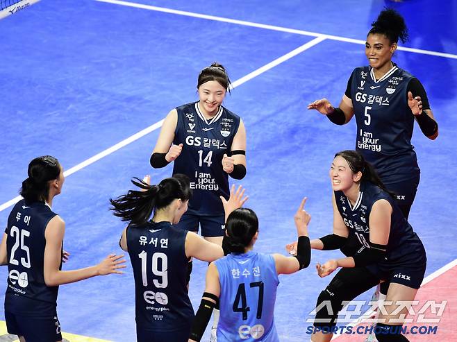 24일 화성종합실내체육관에서 열린 배구 V리그 여자부 IBK기업은행과 GS칼텍스 경기. 득점 후 기쁨을 나누는 GS칼텍스 선수들. 화성=송정헌 기자songs@sportschosun.com/2025.01.24/