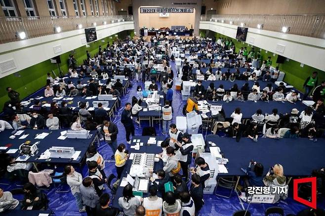 제22대 국회의원선거 투표 당시 서울 용산구 신광여자고등학교에 마련된 개표소에서 개표가 진행되고 있다. 사진=강진형 기자aymsdream@