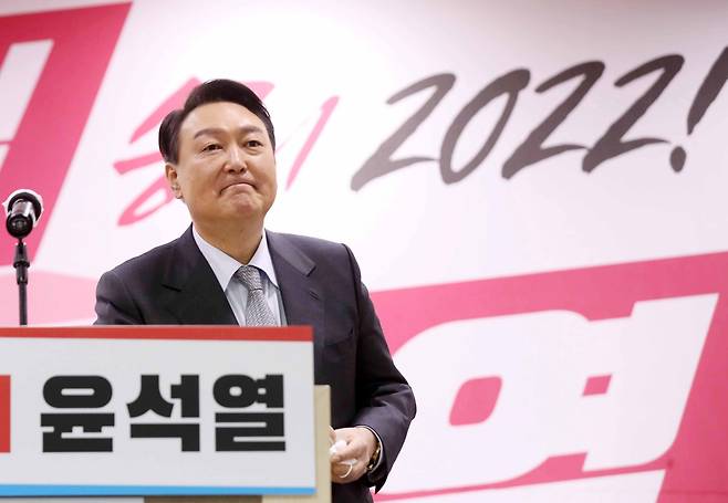 2022년 1월 15일 윤석열 당시 국민의힘 대통령 후보가 부산 수영구 부산시당에서 열린 부산 선거대책위원회 필승결의대회에서 연설한 뒤 자리로 돌아가고 있다. 윤 후보는 이날 처음으로 한국산업은행 부산 이전 공약을 발표했다. /연합뉴스
