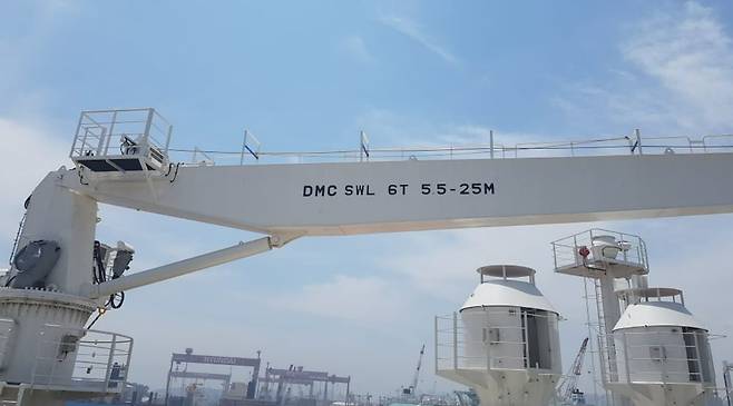 KS인더스트리가 생산하는 선박용 크레인./KS인더스트리