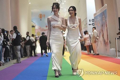 태국에서 동성 결혼이 합법화된 첫 날인 지난 23일(현지시간) 태국 방콕 행사장에서 여성 동성 부부가 입장하고 있다.   [AP 연합뉴스 자료사진]