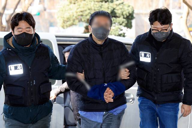 서울서부지방법원 폭력 집단난동 사태 당시 판사실에 침입한 40대 남성 이아무개씨가 23일 오후 서울 마포구 서울서부지법에서 열린 구속 전 피의자 심문(영장실질심사)에 출석하고 있다. 공동취재사진
