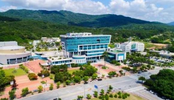 이천시청 옥상에서 60대 남성이 숨진 채 발견돼 경찰이 수사에 나섰다. 사진은 이천시청 전경. [사진=이천시청]