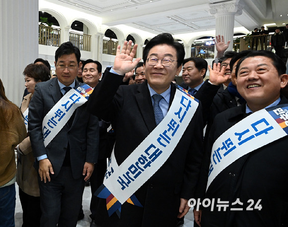 이재명 더불어민주당 대표를 비롯한 당직자들이 24일 오전 서울 서초구 반포동 고속터미널에서 설귀성객들에게 인사하고 있다. [사진=곽영래 기자]