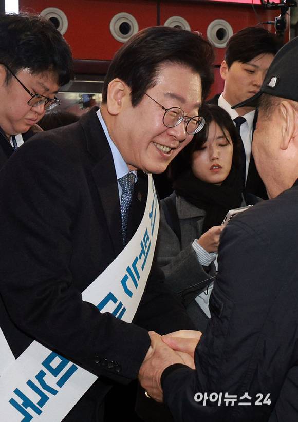 이재명 더불어민주당 대표가 24일 오전 서울 서초구 반포동 고속터미널에서 시민들에게 설 귀성 인사를 하고 있다.