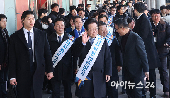 이재명 더불어민주당 대표가 24일 오전 서울 서초구 반포동 고속터미널에서 시민들에게 설 귀성 인사를 하고 있다.