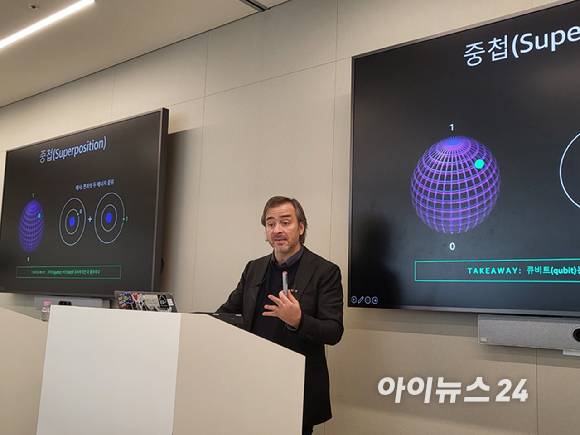 시모네 세베리니 AWS 양자기술 디렉터는 24일 서울 강남구 센터필드에서 열린 미디어브리핑에서 기자들의 질문에 답하고 있다. [사진=윤소진 기자]
