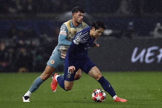 맨시티와의 유럽 챔피언스리그 경기 도중 볼 경합하는 PSG 이강인(오른쪽). [EPA=연합뉴스]