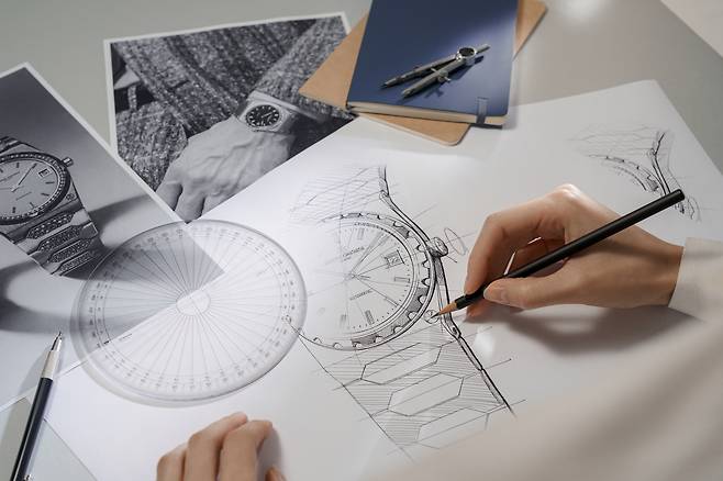 히스토릭 222 시계 스케치 과정. 1977년에 이미 완성된 디자인을 현대적으로 재해석했다. 사진 바쉐론 콘스탄틴