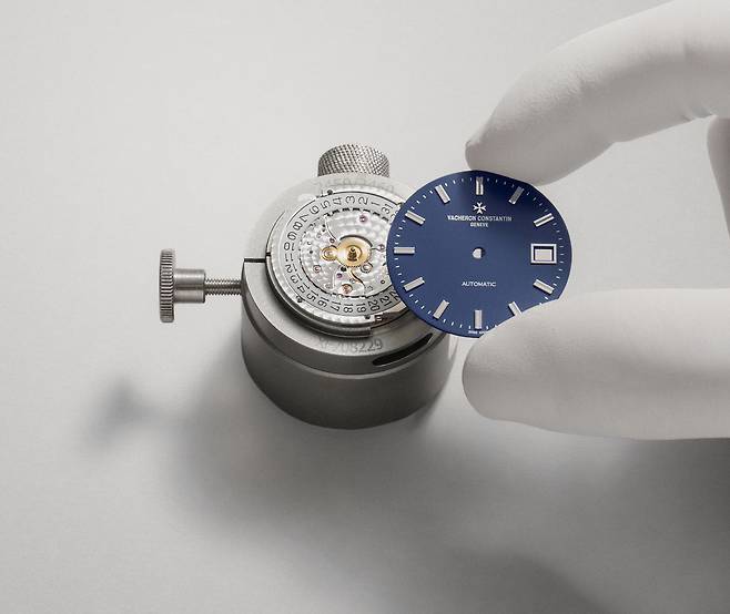 무브먼트 위에 다이얼을 세팅하는 작업. 사진 바쉐론 콘스탄틴