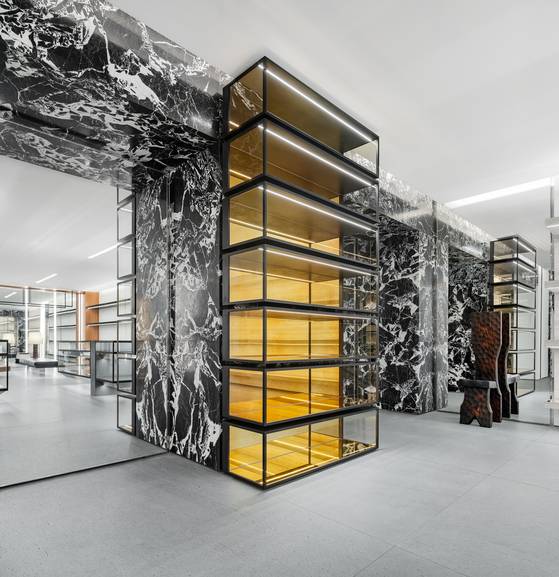 모더니즘과 미니멀리즘 미학에서 영감을 얻은 매장의 인테리어. 천연 대리석과 목재, 앤틱 골드 거울 등을 조합해 대조미를 이끌어냈다. 사진 셀린느