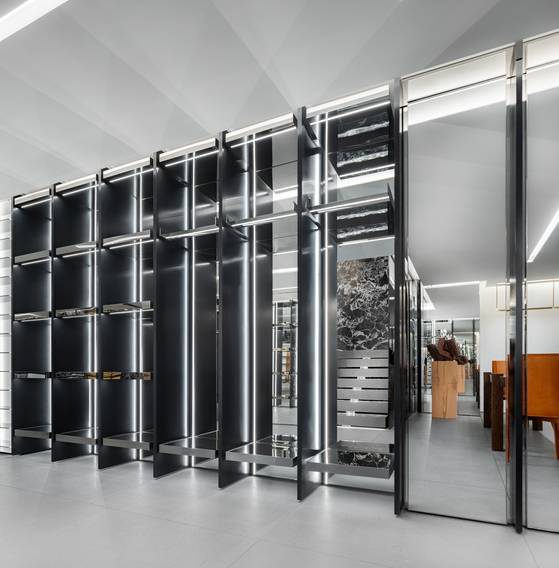 블랙의 시크함이 강조된 지하 1층 남성 컬렉션 공간에는 한국 1세대 조각가, 김윤신의 나무 조각이 존재감을 빛낸다. 사진 셀린느