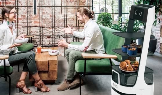 지난해 7월 공개한 LG전자의 공감지능 서빙 로봇 '클로이 서브봇'. 뉴스1