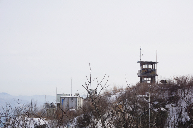 금학산 정상. 너른 정상에는 헬기장과 군부대 초소가 있다. 