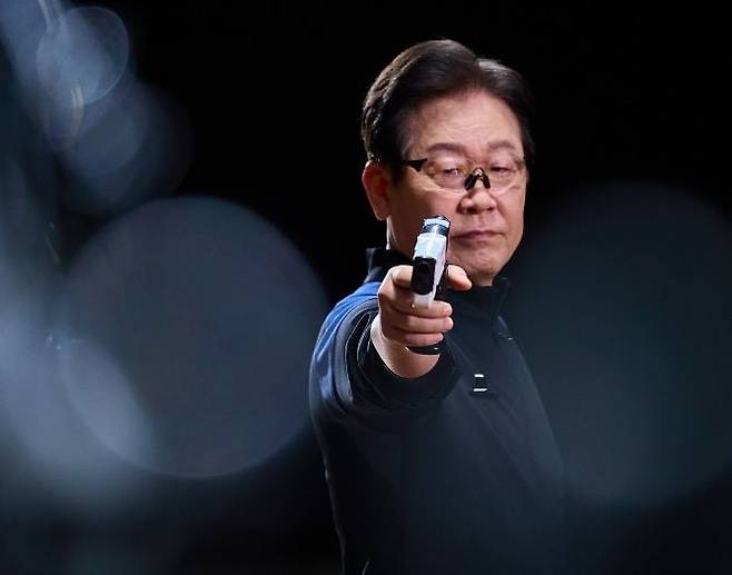 ▲ 김용현 전 장관의 발언을 두고 온라인 커뮤니티에 각종 패러디가 이어지고 있다. 사진은 이재명 대표를 요원으로 합성한 사진 [엑스(X·구 트위터)]