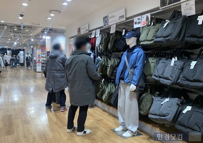 유니클로C 라인에서 가방을 구경하는 손님들/사진=유지희 기자