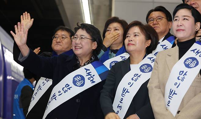 김선민 조국혁신당 당대표 권한대행 및 의원들이 24일 오전 서울 용산역에서 귀성길에 오르는 시민들에게 명절 인사를 하고 있다. 연합뉴스