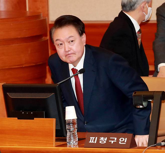 윤석열 대통령이 지난 21일 오후 서울 종로구 재동 헌법재판소에서 열린 탄핵심판 3차 변론기일에 출석해 피청구인 측에 자리하고 있다. 사진공동취재단