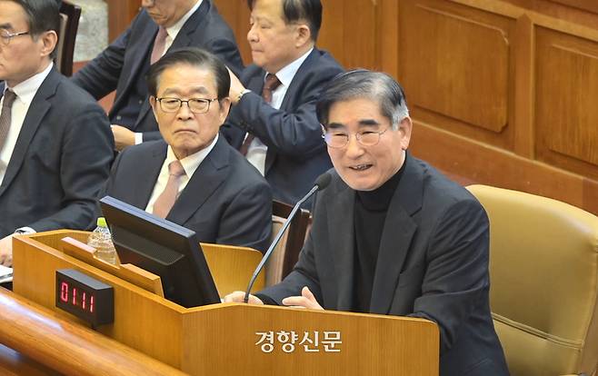 김용현 전 국방부 장관이 지난 23일 서울 종로구 헌법재판소에서 열린 윤석열 대통령 탄핵심판 4차변론에 증인으로 출석해 답변하던 중 웃음 짓고 있다. 헌법재판소 제공