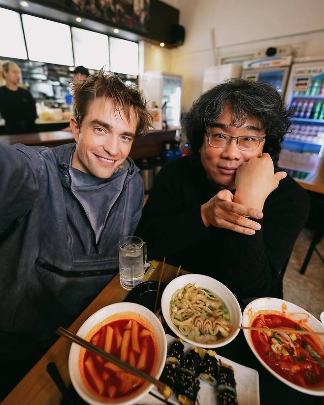 Robert Pattinson (left) and Bong Joon-ho at a restaurant in Yongsan, Seoul (Mickey 17 official instragram acount)
