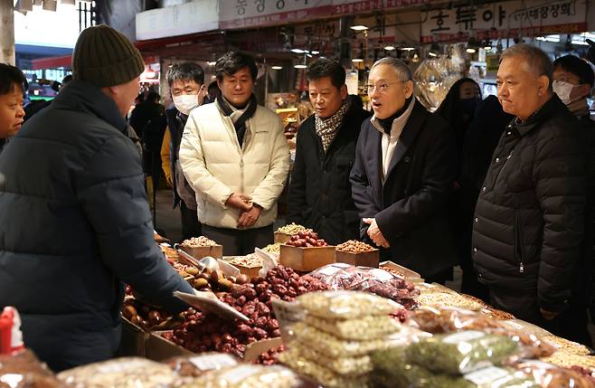 Culture Minister Yu In-chon looks around Gyeongdong Market in central Seoul on Friday. [MINISTRY OF CULTURE, SPORTS AND TOURISM]