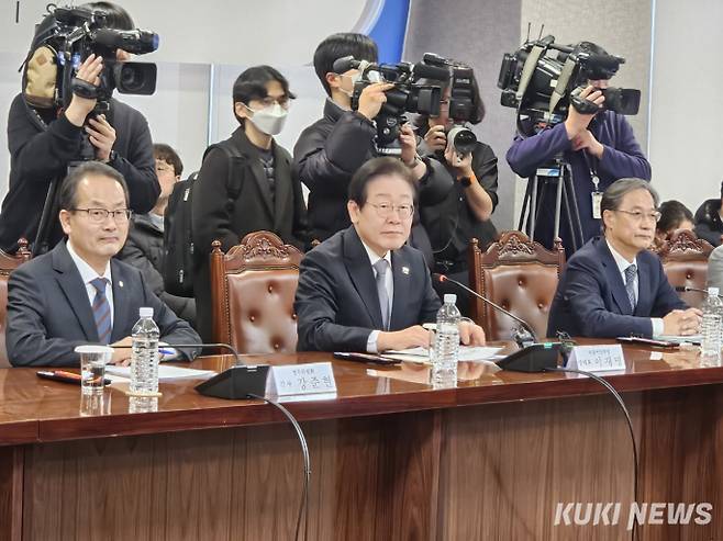 이재명 더불어민주당 대표가 지난 20일 오후 서울 중구 명동 은행연합회관에서 열린 ’민생 경제 회복을 위한 더불어민주당-은행권 현장간담회’에 참석한 모습. 정진용 기자