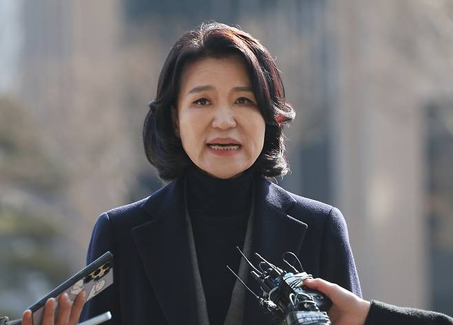 헌재의 탄핵안 기각으로 직무에 복귀한 이진숙 방송통신위원장이 23일 경기 과천시 방송통신위원회에 출근하며 취재진 질문에 답하고 있다. [사진출처 = 연합뉴스]