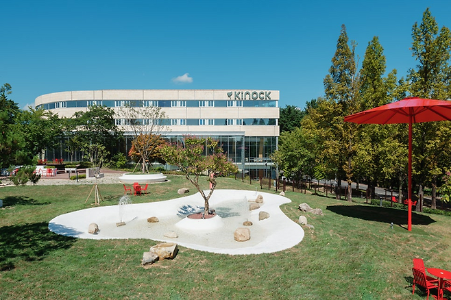 신개념 반려동물 친화 호텔 ‘키녹(KINOCK)’ 전경 / 사진=교원그룹