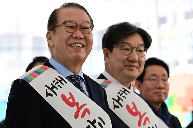 국민의힘 권영세 비상대책위원장, 권성동 원내대표, 김상훈 정책위의장(왼쪽부터) 등이 서울역에서 미소를 지으며 고향으로 향하는 시민들에게 귀성 인사를 건네고 있다. 한주형 기자