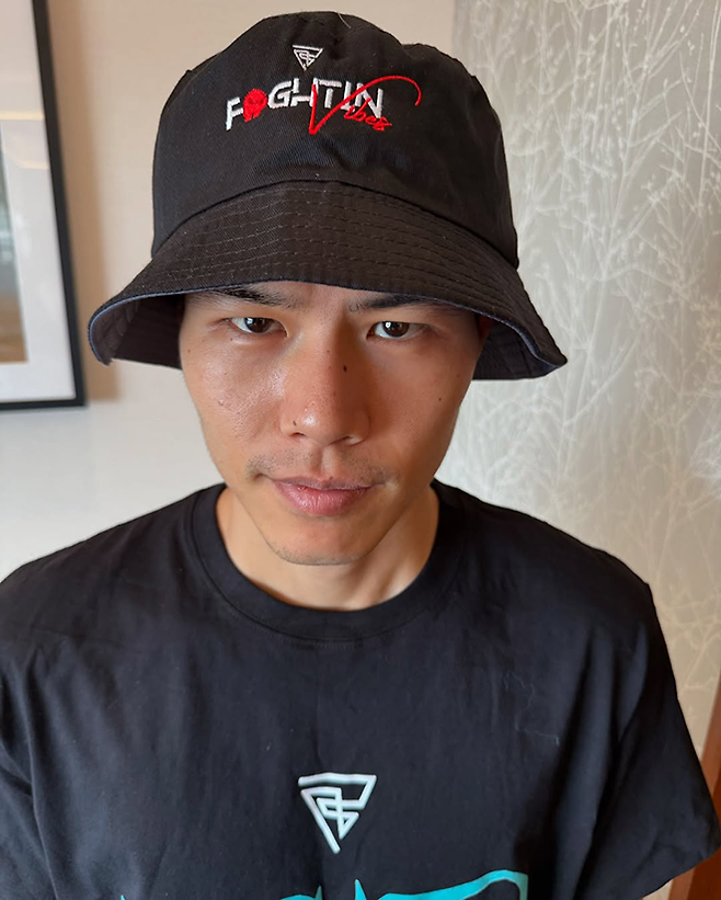 도전자 김예준이 프로복싱 슈퍼밴텀급 통합타이틀매치 의류 후원사 제품 홍보 촬영을 하고 있다. 사진=VIBES COUTURE