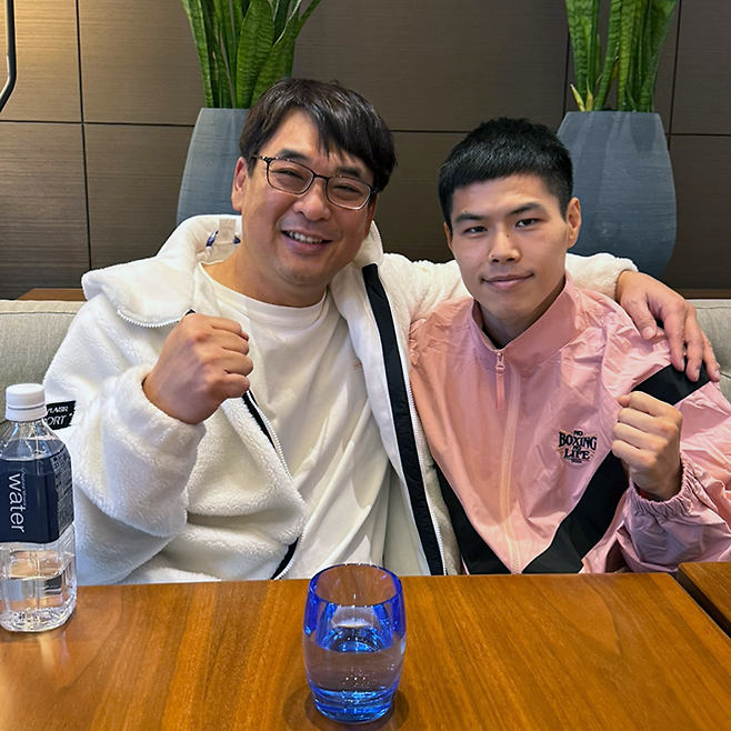 왼쪽부터 KBM 황현철 대표, 세계복싱기구 슈퍼밴텀급 11위 김예준. 사진=사단법인 한국복싱커미션 제공