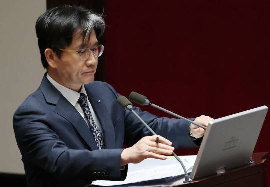 오동운 고위공직자범죄수사처(공수처) 처장이 23일 오후 서울 여의도 국회에서 열린 제421회국회(임시회) 제2차 본회의 서울서부지방법원불법적폭동사태관련긴급현안질문에서 송석준 국민의힘 의원 질의에 답변하기 위해 마이크 위치를 조정하고 있다. 뉴시스