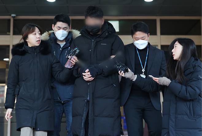 텔레그램을 이용해 성착취물을 제작·유포한 사이버성폭력 범죄집단 자칭 ‘자경단’의 총책 A씨가 24일 오전 서울 성동구 성동경찰서에서 검찰로 송치되고 있다. A씨는 2020년 5월 ‘자경단’ 만들어 미성년자 159명을 포함해 남녀 피해자 234명(남성 84명·여성 154명)을 상대로 성착취물을 만들고 협박과 심리적 지배 등을 통해 성폭행하는 등의 혐의를 받는다. [연합]