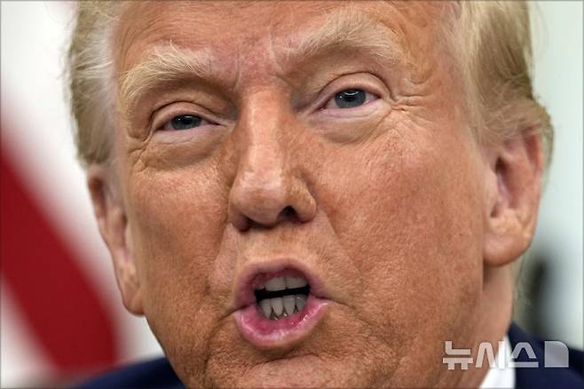 [워싱턴=AP/뉴시스]도널드 트럼프 미국 대통령이 23일(현지 시간) 백악관 집무실에서 행정명령에 서명하며 기자들의 질문에 답하고 있다. 2024.01.24.