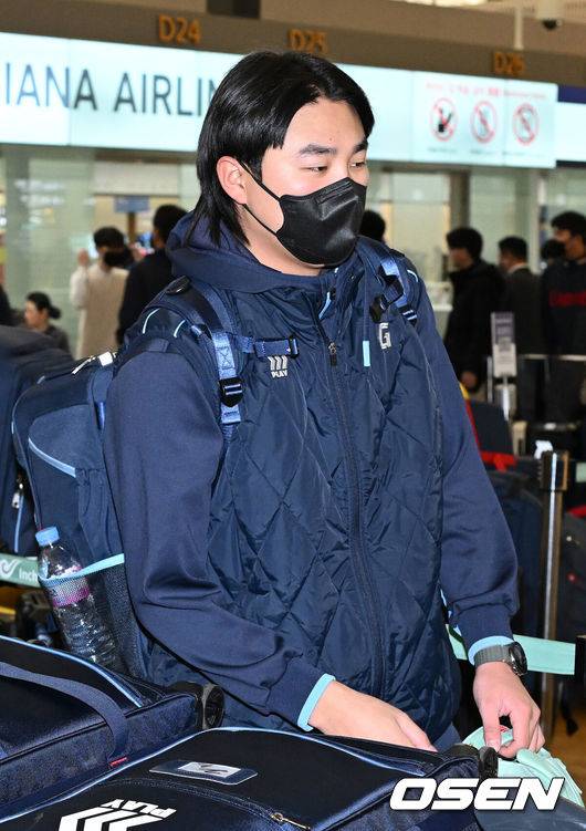 [OSEN=인천공항, 이대선 기자] 롯데 자이언츠 선수단이 24일 인천공항을 통해 전지훈련지인 대만 타이난으로 출국했다.김태형 감독을 비롯해&nbsp;코칭스태프 13명과 함께 투수 20명, 포수 5명, 내야수 9명, 외야수 7명으로 총 41명의 선수들이 내달 21일까지 1차 캠프를 치른 뒤 22일부터 3월5일까지 일본 미야자키로 옮겨 2차 캠프를 소화하는 일정이다.&nbsp; 롯데 정철원이 출국장으로 이동하고 있다. 2025.01.24 /sunday@osen.co.kr