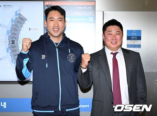 [OSEN=인천공항, 이대선 기자] 롯데 자이언츠 선수단이 24일 인천공항을 통해 전지훈련지인 대만 타이난으로 출국했다.김태형 감독을 비롯해&nbsp;코칭스태프 13명과 함께 투수 20명, 포수 5명, 내야수 9명, 외야수 7명으로 총 41명의 선수들이 내달 21일까지 1차 캠프를 치른 뒤 22일부터 3월5일까지 일본 미야자키로 옮겨 2차 캠프를 소화하는 일정이다.&nbsp; 롯데 전준우와 김태형 감독이 포즈를 취하고 있다. 2025.01.24