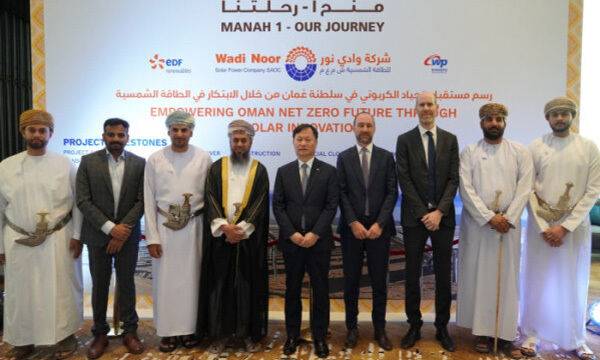 이정복 한국서부발전 사장(가운데)이 20일(현지시간) 오만 무스카트에서 열린 '오만 마나 태양광 발전소' 준공식에서 오만 및 프랑스 관계자 등과 기념 촬영을 하고 있다. 한국서부발전 제공