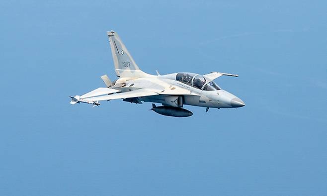 필리핀 공군 FA-50이 훈련을 위해 남중국해 상공을 비행하고 있다. 세계일보 자료사진