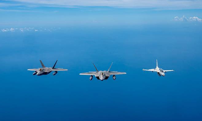 필리핀 공군 FA-50(오른쪽)과 미 공군 F-22 전투기가 남중국해 상공에서 연합훈련을 하고 있다. 세계일보 자료사진