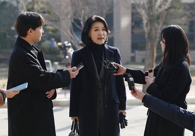 헌재의 탄핵안 기각으로 직무에 복귀한 이진숙 방송통신위원장(가운데)이 1월23일 경기 과천시 방송통신위원회에 출근하며 취재진 질문에 답하고 있다. ⓒ연합뉴스