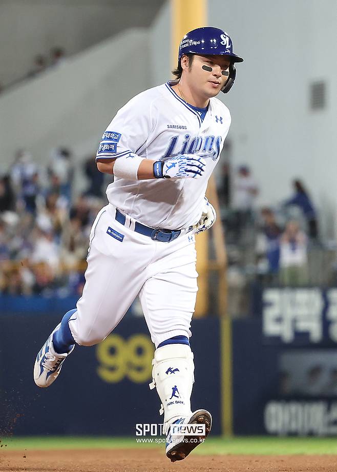 ▲ 삼성 박병호가 홈런을 치고 들어오는 장면이다. 올해 박병호의 연봉은 대폭 삭감됐다. 박병호는 지난 2022시즌을 앞두고 KT와 3년 총액 30억원에 FA 계약을 맺었다. 박병호가 삼성 유니폼을 입은 것은 바로 지난 해 5월. 오재일과 맞트레이드를 통해 삼성으로 이적했다. 박병호는 KT와 맺었던 FA 계약이 만료되면서 올해 새롭게 연봉 계약을 체결했다. ⓒ곽혜미 기자