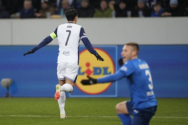 ▲ 토트넘 홋스퍼 주장 손흥민은 지난 에버턴전에서 두 번의 결정력 기회를 놓친 뒤 일부 팬으로부터 욕설을 들었다. 하지만, 호펜하임전에서 두 골을 넣으며 비판에 대답했다. ⓒ연합뉴스/AP